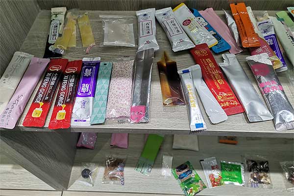 全自動小型包裝機能夠滿足顆粒、條塊、片狀、球狀、粉料、液體、膏體產(chǎn)品的自動定量包裝
