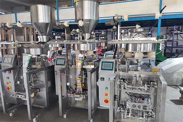 小顆粒全自動包裝機在顆粒劑、干果、膨化小食品等領(lǐng)域應(yīng)用較多